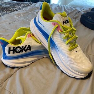 Hoka Clifton 9 White and Blue Athletic Shoes with Neon Yellow Laces size 7MD